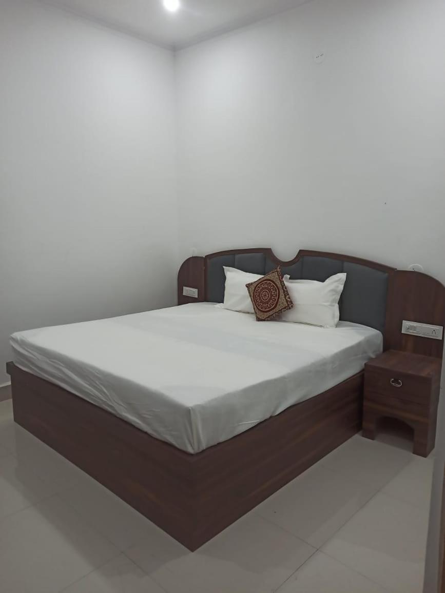 Abhiram Homestay ขชุราโห ภายนอก รูปภาพ